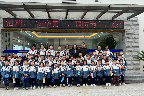 參觀(guān)留影圖片(1).jpg